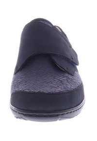 Marine schoen met een gestructureerd bovenwerk, brede klittenbandsluiting en een gladde onderkant. De zool is flexibel met een lichte contour voor comfort.