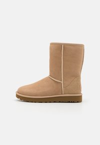UGG CLASSIC SHORT II - Kotníkové boty - sand