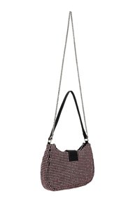 Borsa rosa decorata con motivo a griglia, con dettaglio in pelle nera e tracolla a catena argento. Texture morbida, forma arrotondata.