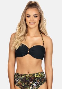 Czarny biustonosz bikini z marszczonym materiałem i ozdobnym elementem na środku, w zestawie z wysokim dołem w żywy wzór zwierzęcy.