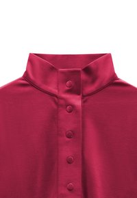 Odzież śliwkowa w kolorze czerwonym z wysokim kołnierzem i przednią listwą zapinaną na pięć dopasowanych zatrzasków.