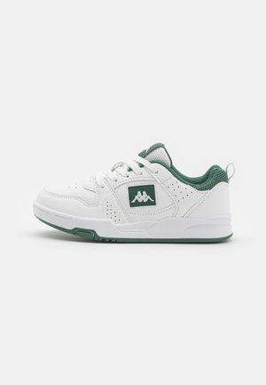 Witte sneaker met groene accenten, textuur van gaas bij de kraag, geperforeerd design en logopatch aan de zijkant. Rubberen buitenzool voor grip.