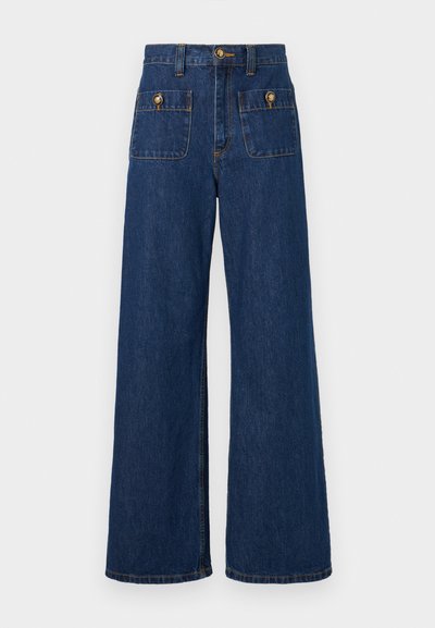 Τζιν παντελόνι υψηλής μέσης με φαρδιά μπατζάκια σε σκούρο μπλε χρώμα, με δύο τετράγωνες μπροστινές τσέπες που κλείνουν με χρυσά κουμπιά σε φλάπες και κλείσιμο με χρυσό κουμπί στη ζώνη της μέσης.