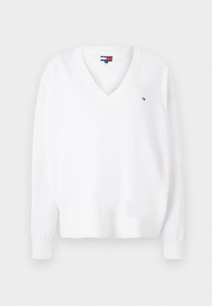 Maglione bianco a scollo a v con tessuto in maglia morbida. Presenta maniche lunghe e un piccolo logo nei colori rosso, bianco e blu sul lato sinistro del petto.