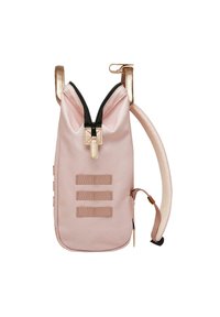 Rosa Nylon-Rucksack mit einem goldenen Akzentgurt, Oberreißverschluss und seitlichen Gurtbändern. Verfügt über eine weiche Textur und ein kompaktes Design.