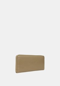 Cartera de cuero beige con una textura suave, forma rectangular y un cierre de cremallera en la parte superior. Diseño minimalista, sin hardware o acentos visibles.