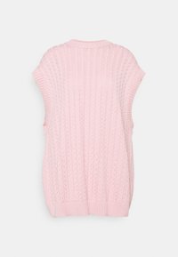 Růžový pletený bezrukávový svetr s ribhovanou texturou a širokým výstřihem. Disponuje složitými kabelovými vzory a volným střihem.