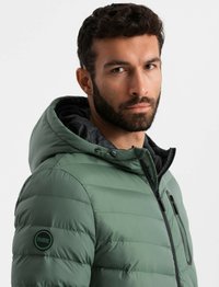 Grön puffjacka med vadderad design, justerbar huva och svart foder. Har en dragkedjeförsedd bröstficka och ett "OMBRE" logoplagg.
