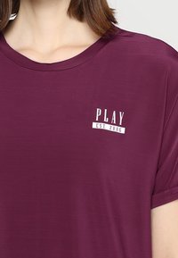 ONLY Play Camiseta estampada - dark red