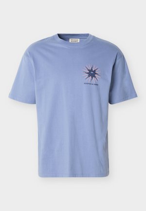 T-shirt à manches courtes lavande-bleu avec un petit motif étoile foncé bleu et rose et le texte "Scotch & Soda" sur le côté gauche de la poitrine.