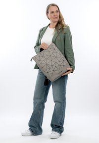 Šedá taška na notebook s geometrickým vzorem z odolného materiálu, vybavená zipem a černým akcentovým páskem.