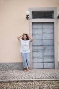 Hele helesinises sidruni T-särk koos tekstiga, mille peal on seljas heledast denimist midi-seelik ees avaga, koos valgete plätudega.