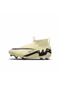 Geel voetbalschoen met hoge bovenkant, textuur bovenkant, zwarte accenten en een gestroomlijnde silhouet met gevormde noppen voor grip.