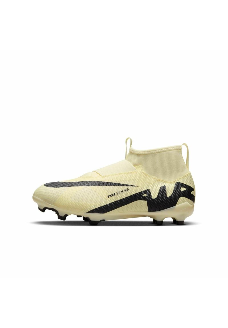Geel voetbalschoen met hoge bovenkant, textuur bovenkant, zwarte accenten en een gestroomlijnde silhouet met gevormde noppen voor grip.