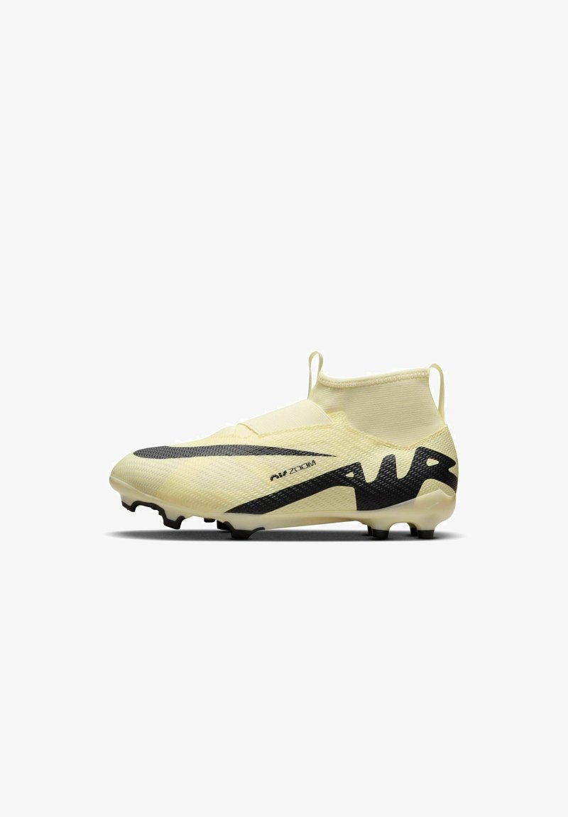 Crampon de football jaune avec un design monté haut, une tige texturée, des accents noirs, et une silhouette épurée avec des crampons moulés pour une traction optimale.
