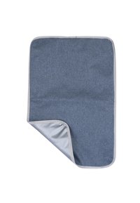 Mjuk, mörkblå textilfilt med en ljusgrå undersida, med en enkel design och sydda kanter. Sammanläggningsbar för enkel förvaring.