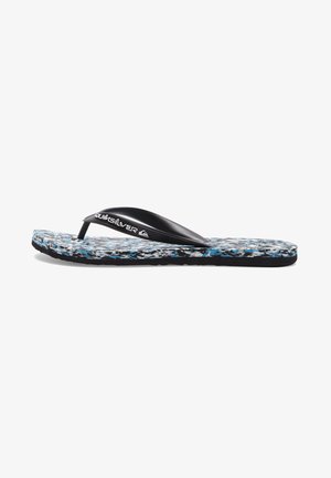 Tongs noires avec un semelle intérieure texturée à motif bleu et blanc. Comprend une sangle noire avec le logo en blanc sur le devant.
