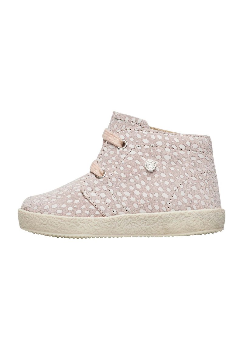 Stivali alla caviglia in suede rosa chiaro con pois bianchi, dotati di due lacci a toggle, una suola testurizzata e un piccolo logo sulla parte laterale.