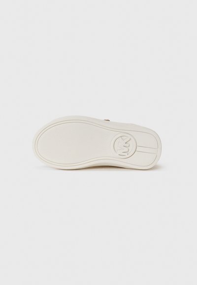 Suela de zapato en caucho color blanco roto con superficie texturizada, bordes curvados y un logotipo circular en el centro. Diseño simple y plano.