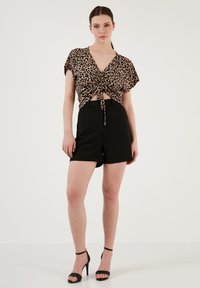 LELA V-NECK CROP  - Bluza - leopard