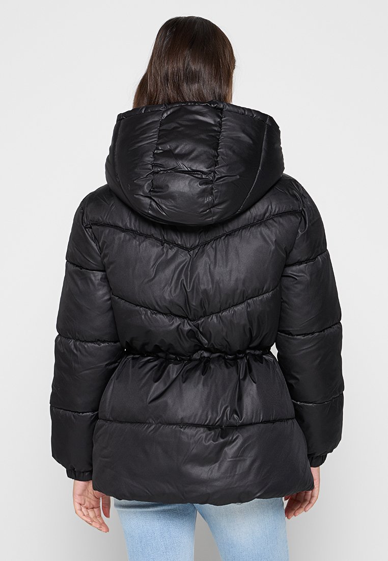 Doudoune noire avec capuche, dotée d'une taille cintrée, d'une texture matelassée et d'une finition brillante. Conçue avec des coutures horizontales pour l'isolation.