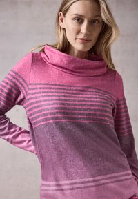 Cowlneck-Pullover in schimmernden Rosa- und Lilatönen, mit horizontalen Streifen, weichem Material und lässiger Passform.