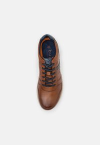 Sneaker in pelle marrone con accenti blu e grigi, punta rotonda, design con lacci e soletta imbottita. Nome del marchio visibile sulla linguetta.