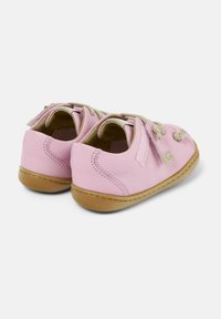 Scarpe in pelle rosa con forma arrotondata, dettagli cuciti e suole in gomma marrone chiaro. I lacci color sabbia completano il design.