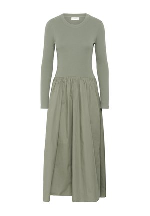 Rochie cu mânecă lungă, cu un top cu rigole ajustat și o fustă vaporoasă, plisată, de culoare verde pal, realizată dintr-un material ușor.