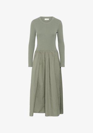 Sukienka z długim rękawem, z dopasowaną, prążkowaną górą i zwiewnym, marszczonym dołem w stonowanym zielonym kolorze, wykonana z lekkiego materiału.