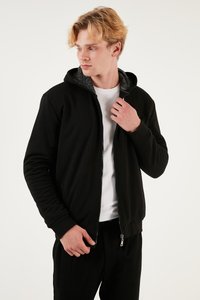 Čierna mikina na zips s kapucňou so šedým podšívkou, rebrovanými manžetami a vreckami. Hladká textúra látky, priliehavý strih s ľahkým pocitom.