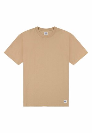 Beige T-shirt met korte mouwen en ronde hals, met een klein Lee-logo label aan de onderzoom, op een witte achtergrond.