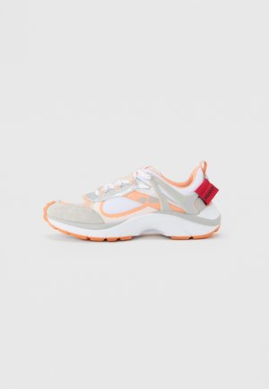 Sneaker mit einer Mischung aus weißem Mesh, grauem Wildleder und orangefarbenen Akzenten. Das Design verfügt über einen gepolsterten Schaft, Schnürsenkel und ein auffälliges pinkfarbenes Markenschild.