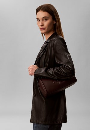 Calvin Klein, BOLD SLOUCHY - Sac à main - dark brown