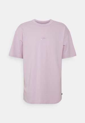 Helles lila T-Shirt mit kurzen Ärmeln aus weicher Baumwolle. Verfügt über ein kleines gesticktes Nike-Logo auf der Brust und eine entspannte Passform.