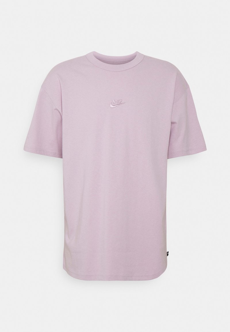 Ljuslila kortärmad t-shirt i mjuk bomull. Har en liten broderad Nike-logotyp på bröstet och en avslappnad passform.