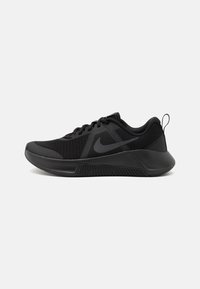 Zapatillas deportivas negras con parte superior de malla, suela de goma texturizada y un diseño minimalista con un sutil logo en el lateral.