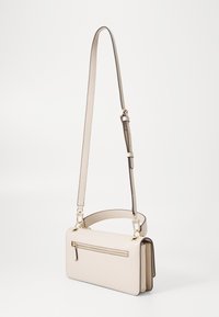 Borsa a tracolla in pelle beige con tracolla regolabile, forma rettangolare, tasca frontale con zip e dettagli in metallo color oro.