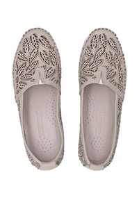 Helle beigefarbene Slipper mit filigranen Blattschnitten, einem glatten Textur-Finish und einem gepolsterten Fußbett für zusätzlichen Komfort.