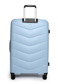 Tvrdý kufr v světle modré barvě, se vzorem ve tvaru šipek, s teleskopickou rukojetí a čtyřmi černými kolečky pro snadnou manipulaci.