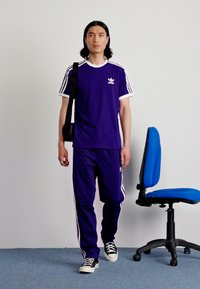 adidas Originals STRIPES TEE - Majica kratkih rukava s printom - collegiate purple