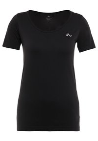 Svart T-shirt med kort ärm i slätt tyg och rundad halsringning. Har en liten, grå logotyp på vänster bröst.