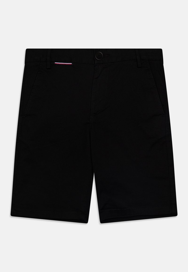 Pantaloni corti neri fino al ginocchio con tasche frontali, passanti per cintura, chiusura con bottone e un piccolo tag a righe rosse, bianche e blu sulla tasca destra.