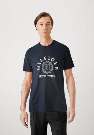 Tommy Hilfiger COIN TEE - T-shirt con stampa - desert sky