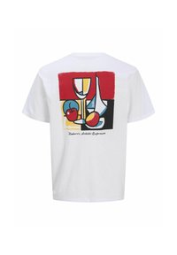 Hvid bomulds t-shirt med et farverigt grafisk tryk af frugt og glasvarer på ryggen, med teksten "Naturens Kunstneriske Udtryk."