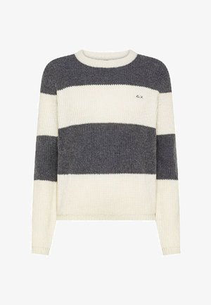 Maglione a righe in crema, grigio scuro e grigio chiaro. Texture a coste, scollatura rotonda, maniche lunghe, dettaglio logo sul petto.