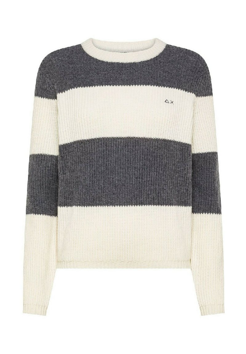 Maglione a righe in crema, grigio scuro e grigio chiaro. Texture a coste, scollatura rotonda, maniche lunghe, dettaglio logo sul petto.