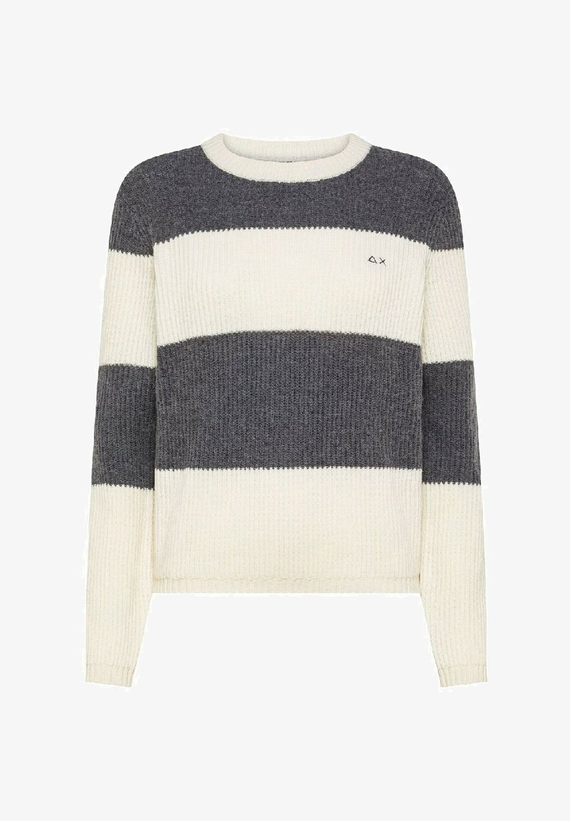 Maglione a righe in crema, grigio scuro e grigio chiaro. Texture a coste, scollatura rotonda, maniche lunghe, dettaglio logo sul petto.