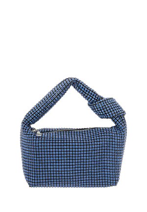 Blauwe met pailletten bedekte handtas met een gedraaide handgreep, rechthoekige vorm, ritssluiting en een rasterachtig patroon. Textuur met metallic accenten.