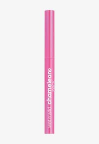 Tube métallique rose vif de eyeliner chrome Chameleon de Wet n Wild avec du texte blanc sur un fond gris clair uni.